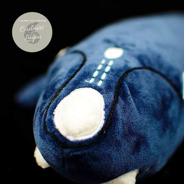 Peluche Réaliste Baleine Bleu du Pacifique Nord 42cm 16in - Couleurs Lagon - gros plan dessus tete