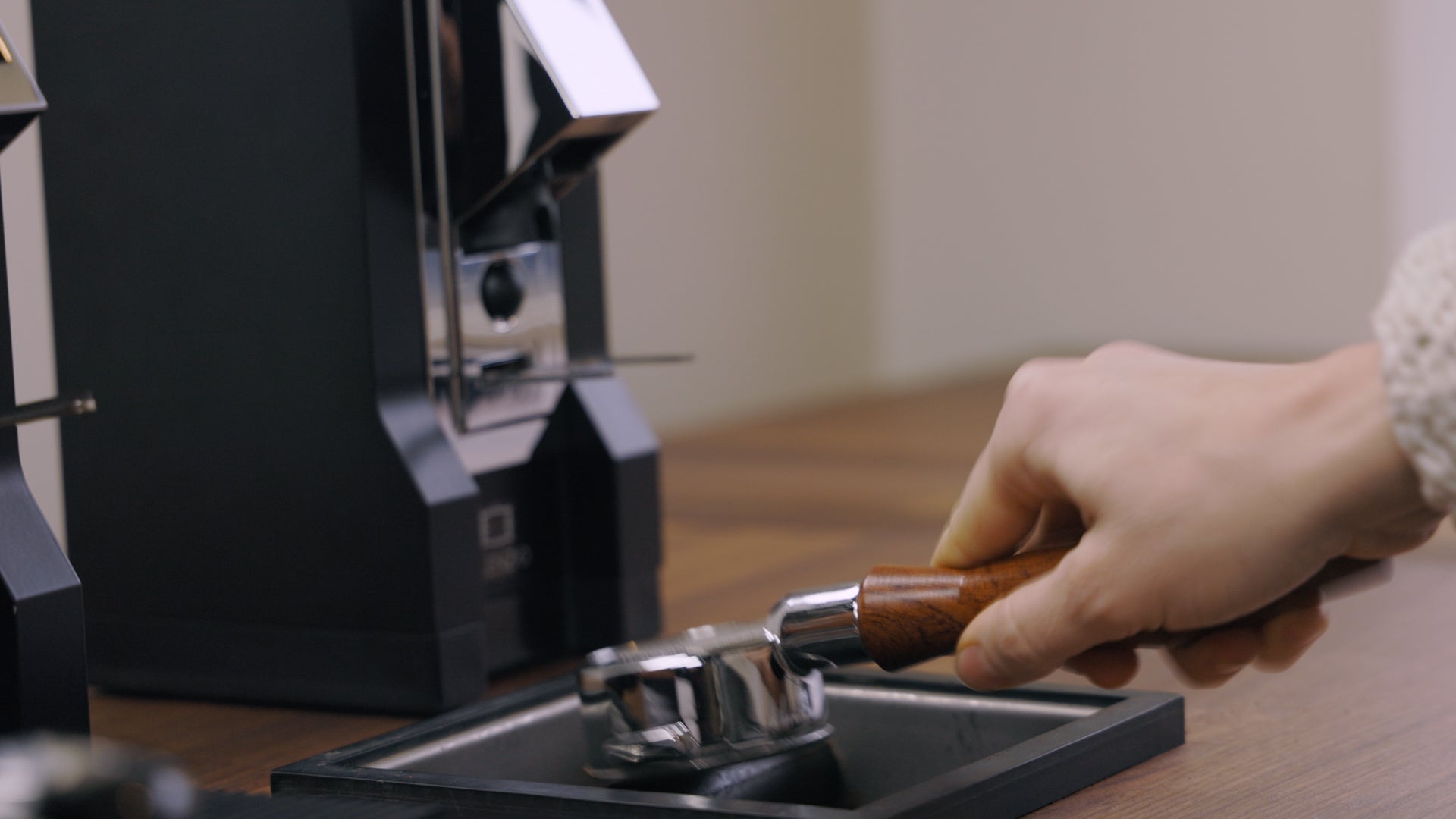 Coffee dumping into a knox box by the Eureka Mignon Silenzio