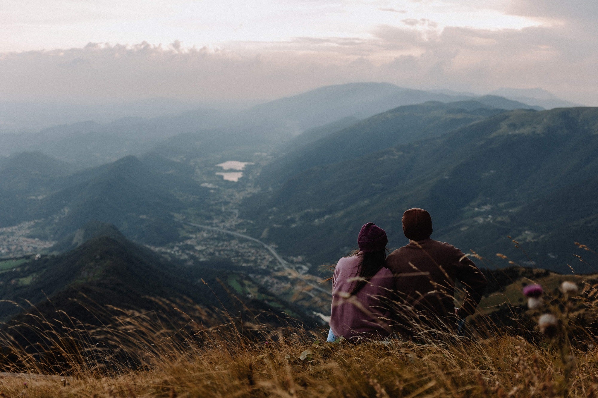 Landschaft mit zwei Personen mit Mütze