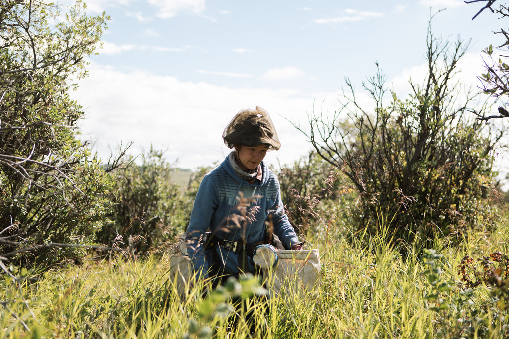 Eine Mitarbeiterin am Bäume pflanzen in Alberta, Kanada | NIKIN Blog