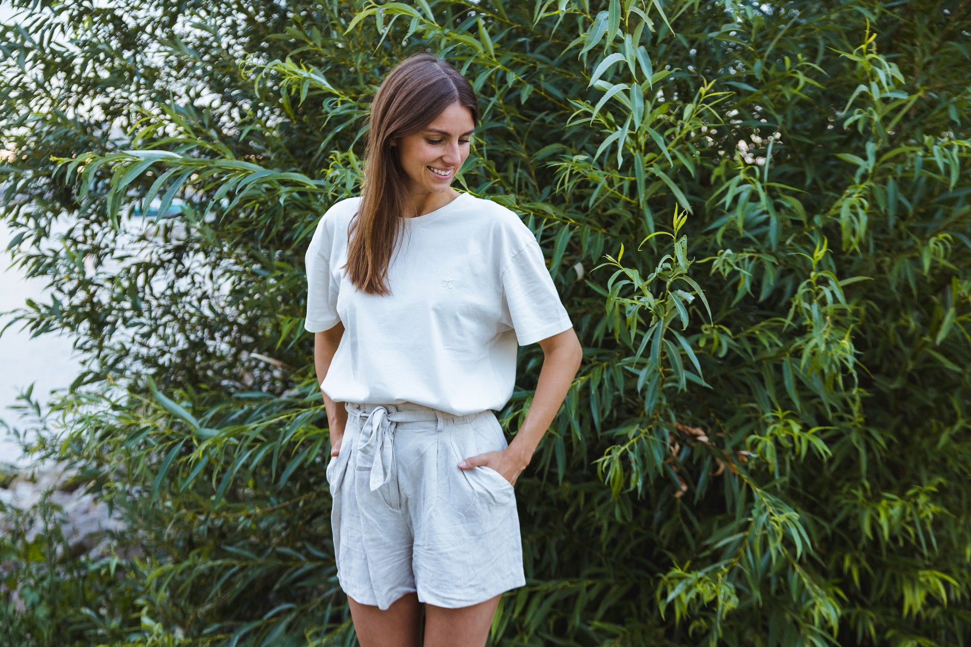 Frau mit Shirt vor Baum