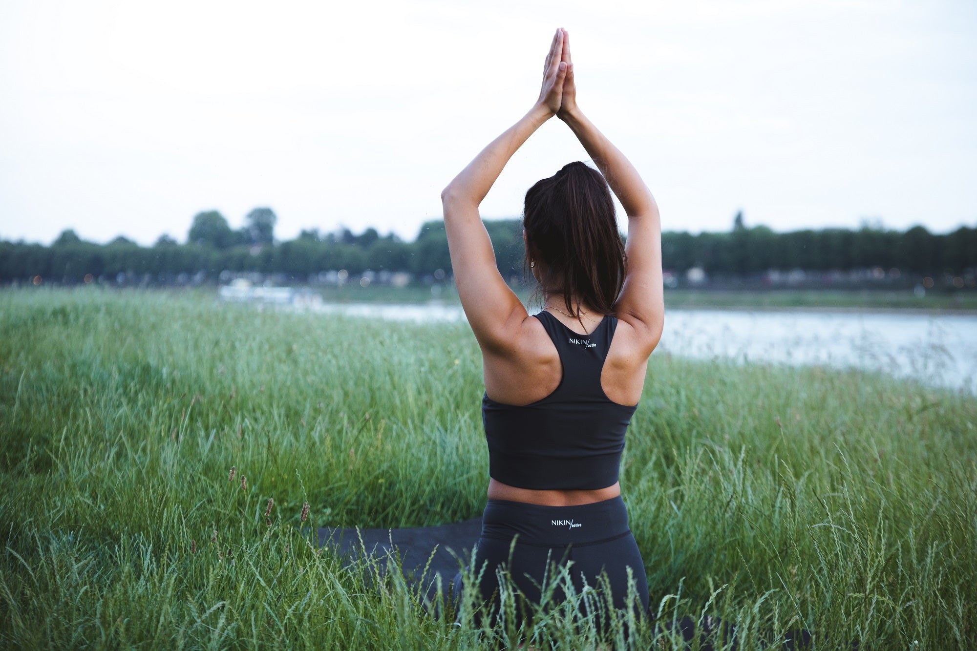 Frau Yoga auf Feld