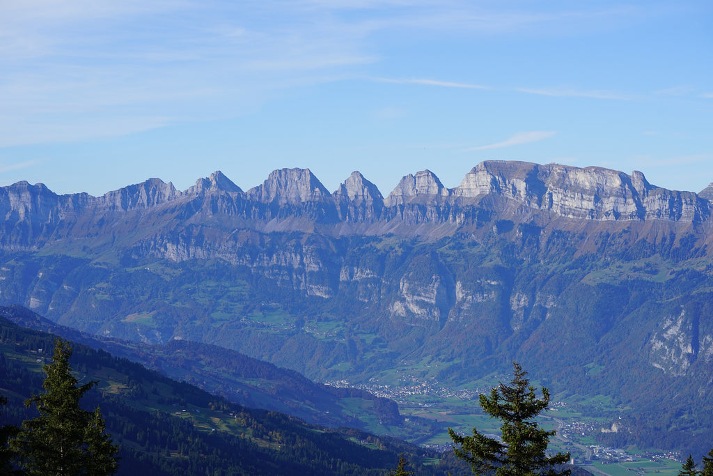 Vue lointaine sur les Churfirsten - un paysage de montagne imposant | NIKIN Blog