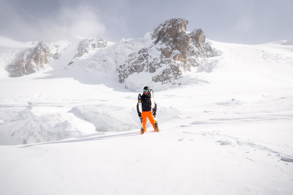 NIKIN Blog | Skier dans la neige fraîche dans les montagnes enneigées