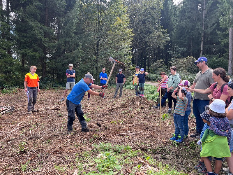 treeplanting-grüningen.jpg__PID:a1ab446e-c5df-4970-b801-8577f3d6183c