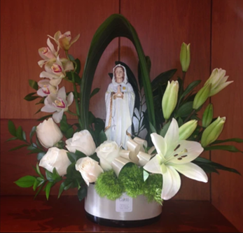 Virgen grande con orquídeas, lirios y rosas, en base de vidrio. SF50 –  Floristería Cardo