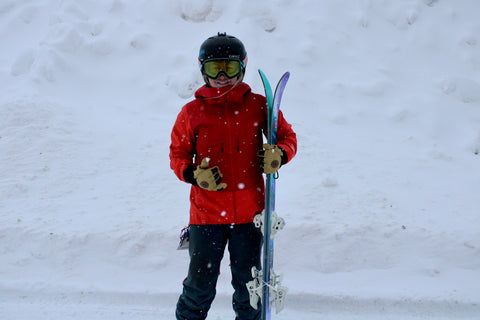 Señora con guantes baist sobre un fondo nevado