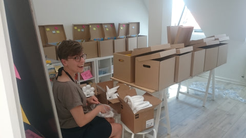 Anna beim Packen der Boxen