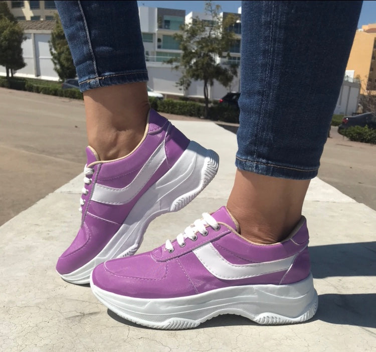 Tenis deportivos estilo chunky que cambian de color con el sol. Morado