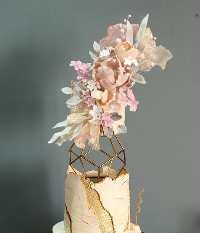 gâteau de mariage floral avec séparateur de gâteau géométrique