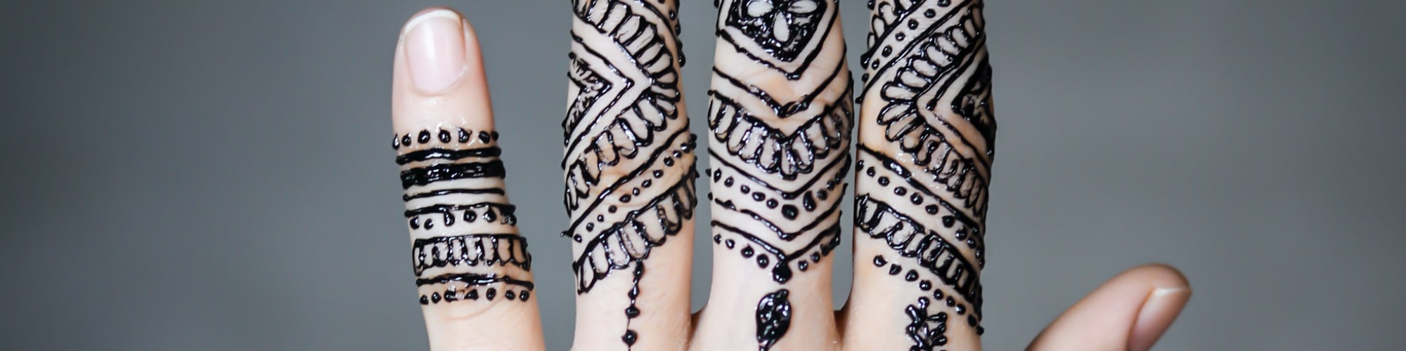Lys hånd med henna tatoveringer