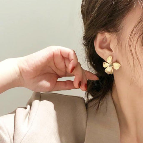 Boucle d'oreille fleur de magnolia dorée - Les Petits Imprimés - eshop boucles d'oreilles fleur femme