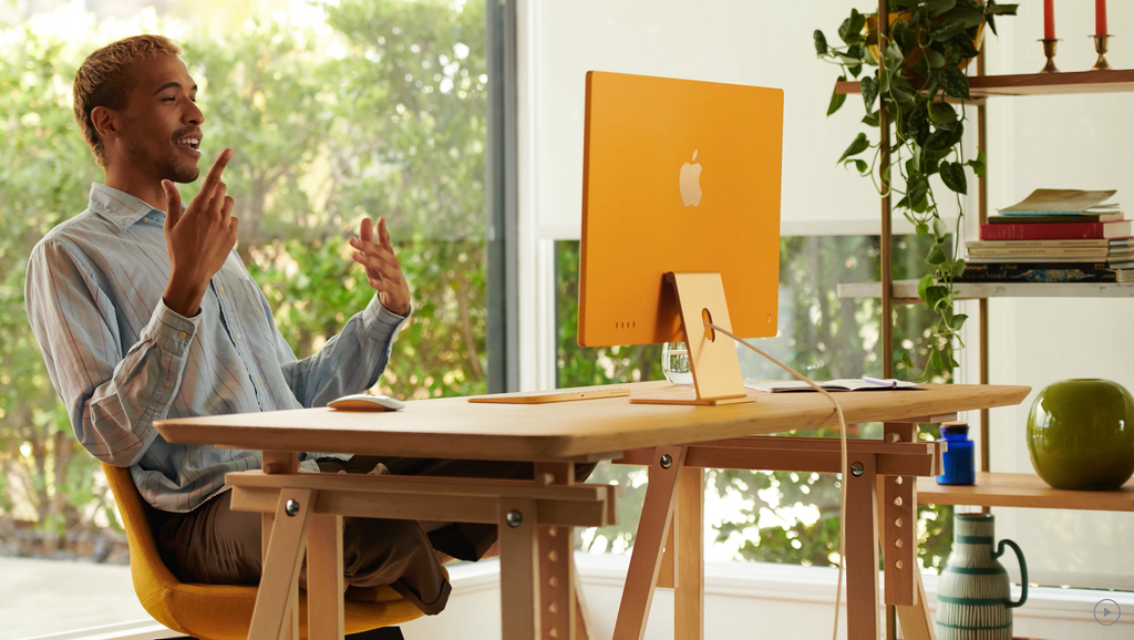 iMac 24" on desk