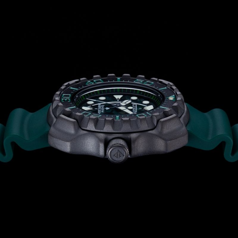 Les deux montres Citizen Promaster EcoDrive 2021 partagent le même design de base, mais ne diffèrent que par l'utilisation d'accents bleus pour l'une et vertes pour l'autre
