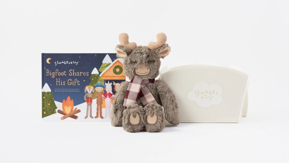 https://cdn.shopify.com/s/files/1/2437/6545/products/slumberkins-holiday-essentials-gift-set-moose-kin-book-basket-287403_1024x1024.jpg?v=1698929381