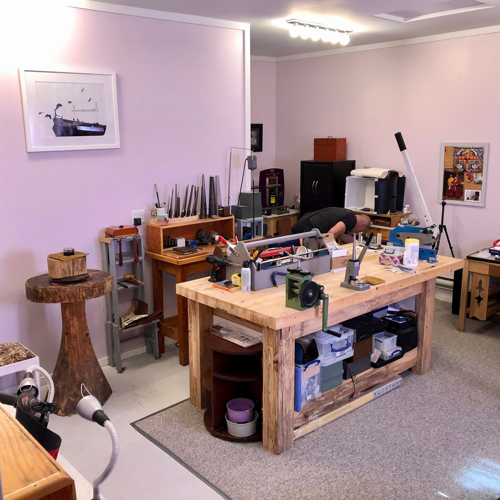 À l'intérieur du studio de Mikel Grant Jewellery sur la Sunshine Coast, en Colombie-Britannique, au Canada.