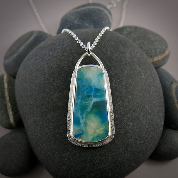 Collier de déclaration d'opale bleue péruvienne par Mikel Grant Jewellery