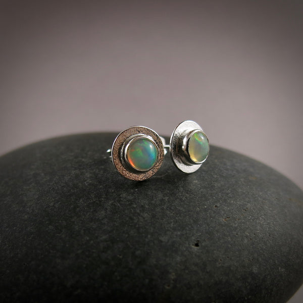 Boucles d'oreilles Welo Opal Stud en argent sterling par Mikel Grant Jewellery