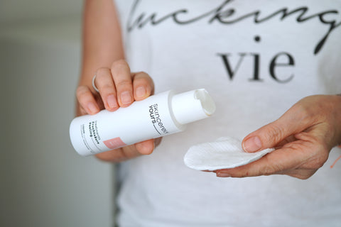 Anja träufelt das Fruchtsäure Peeling von Skincerely Yours auf ein Wattepad