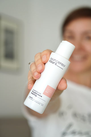 Anja hält das Fruchtsäure Peeling von Skincerely Yours in die Kamera