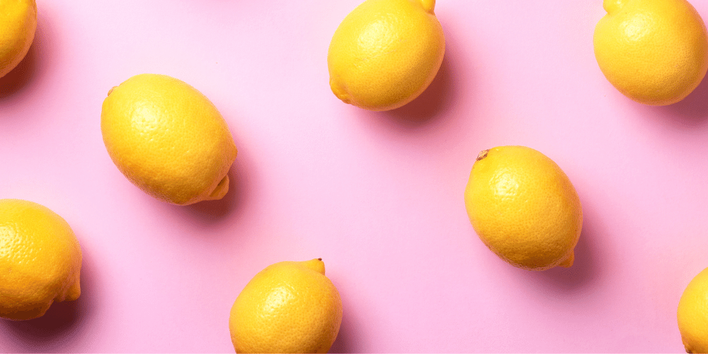 Zitronen auf rosa Hintergrund