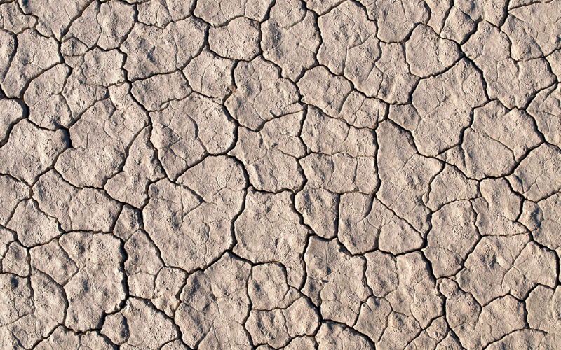 Trockener, aufgerissener Wüstenboden