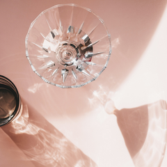 Cocktail Glas vor pinkem Hintergrund