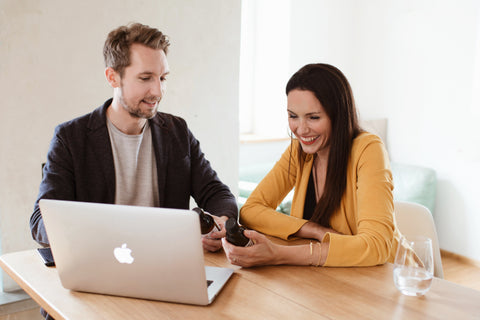 Gründerpaar Jenny und Philipp bei der Arbeit