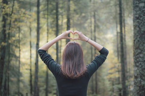 Frau beim Yoga im Wald