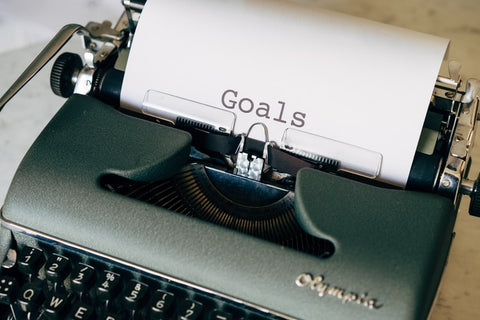 Schreibmaschine mit Blatt mit Aufschrift Goals