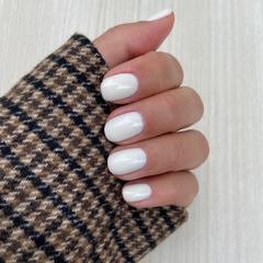 le mini macaron milky nails