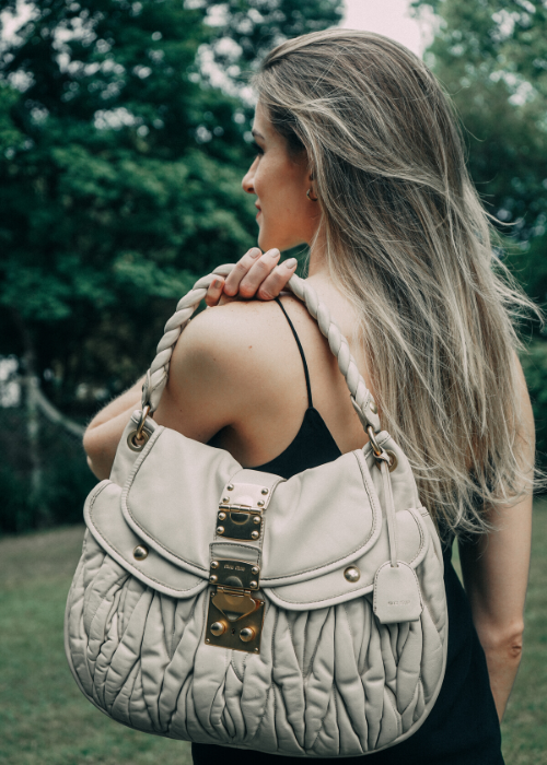 Hablemos del bolso de verano (de moda) de Carolina Herrera