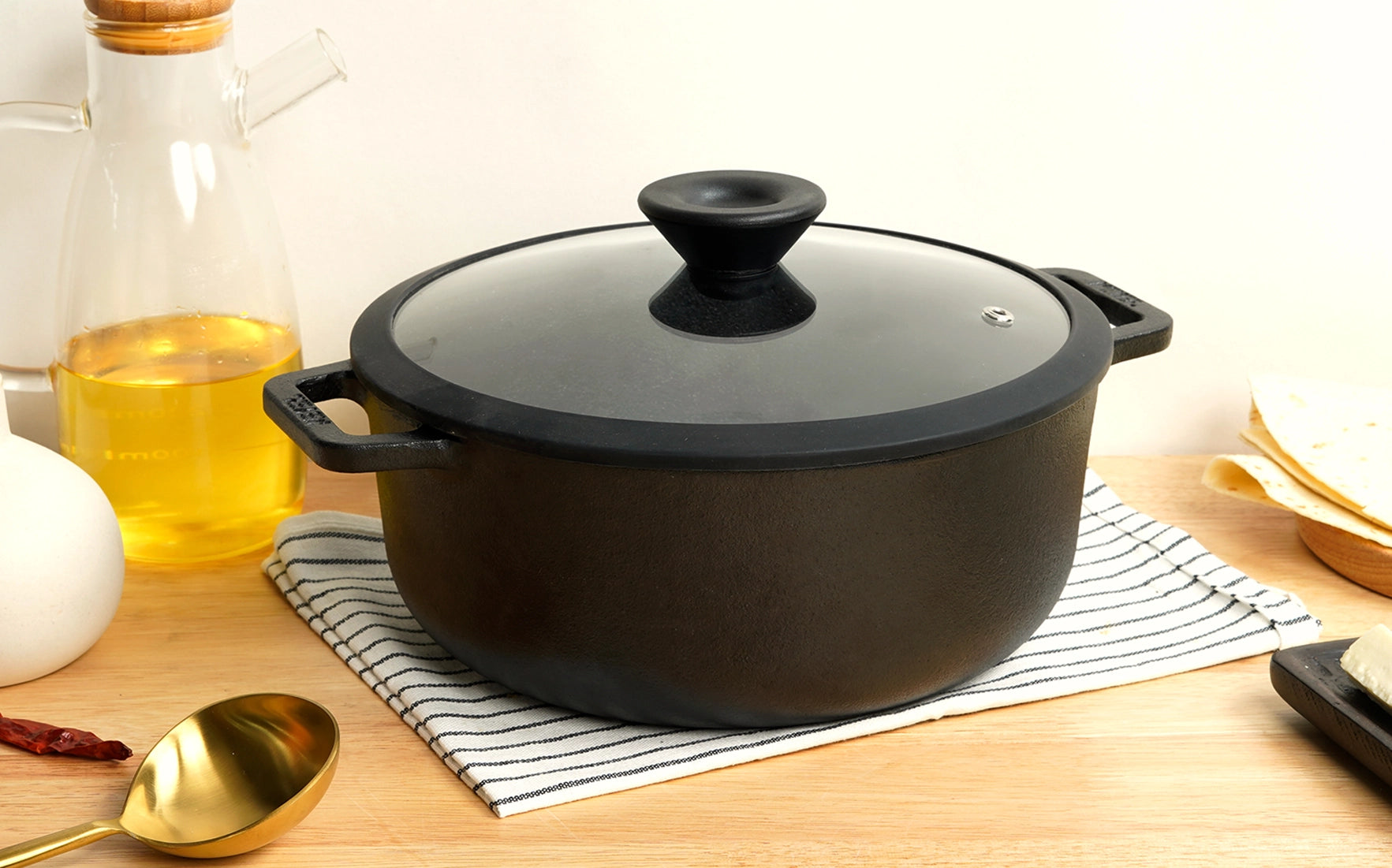 24cm 2.8L Cast Iron Oval Casserole Pan Dutch Oven with Lid - China  Casserole and Dutch Oven price