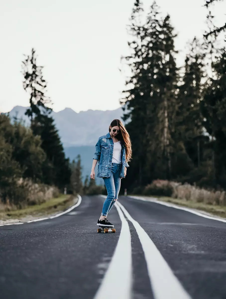 Mädchen auf dem Skateboard