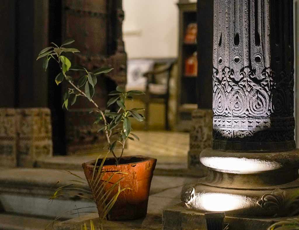 Carved wooden pillar in an old house, Ahmedabad - Silk Road Gallery