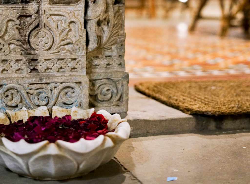 Marble bowl and flowers in Ahmedabad - Silk Road Gallery