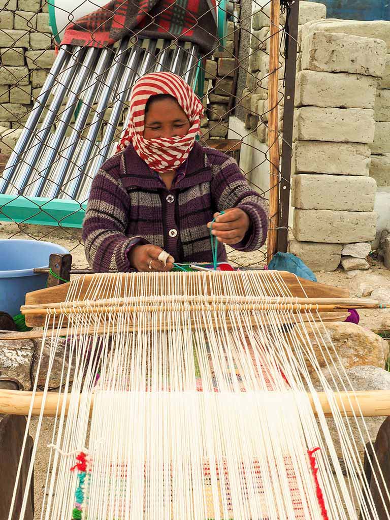 Weaving rugs, Merak, Pangong Tso