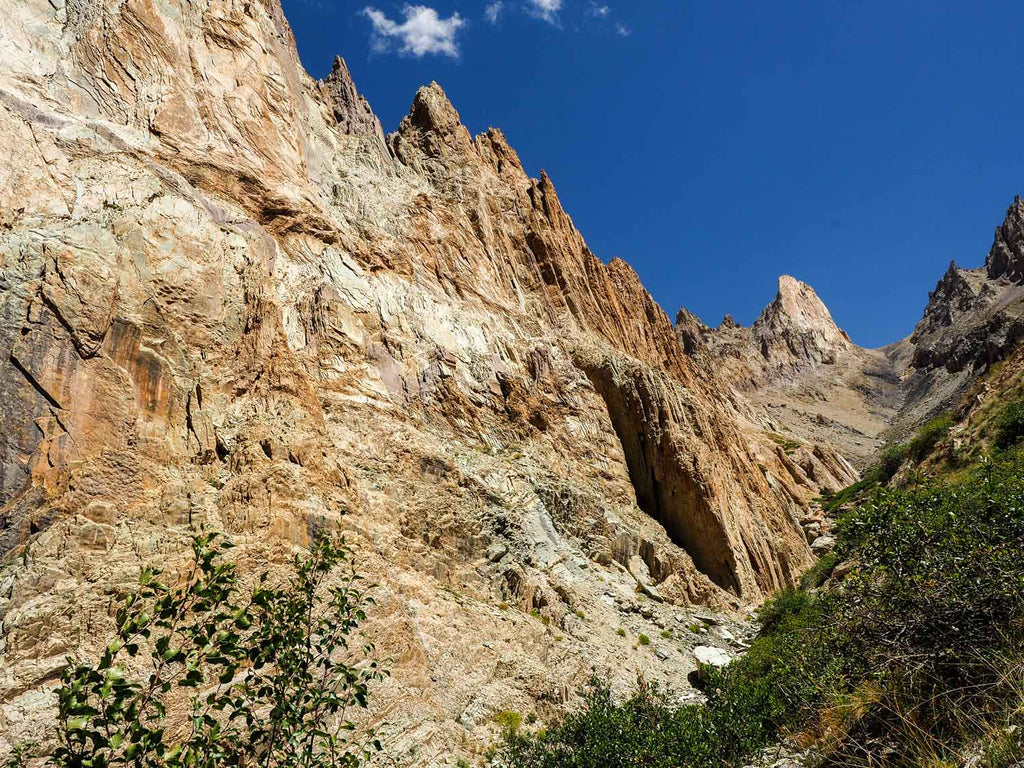 Canyon sides approaching the Timti La