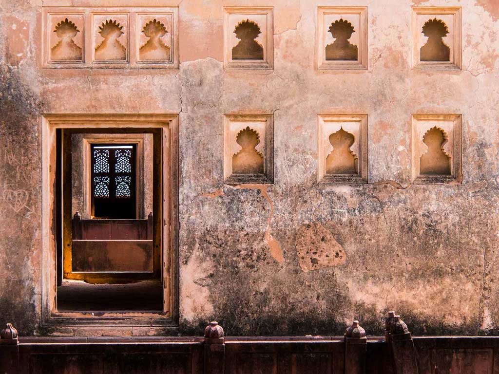 Pink wall at Orchha Palace