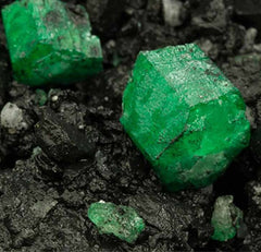 Emerald stones Raw