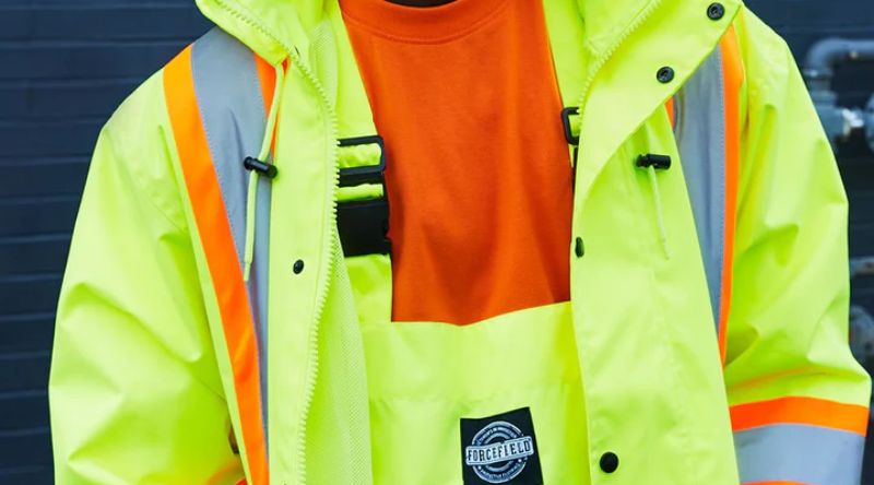 How Does the Reflective Material on Hi-Vis Clothes Work?