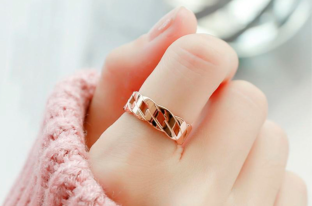 Niche Design Titanium Steel Index Finger Ring, Light Luxury Ins, Cool Wind,  Lava Serpentine Opening Set with White/Green Diamond Ring - China Gold  Vermeil Jewelry and Fashion Jewelry price | Made-in-China.com