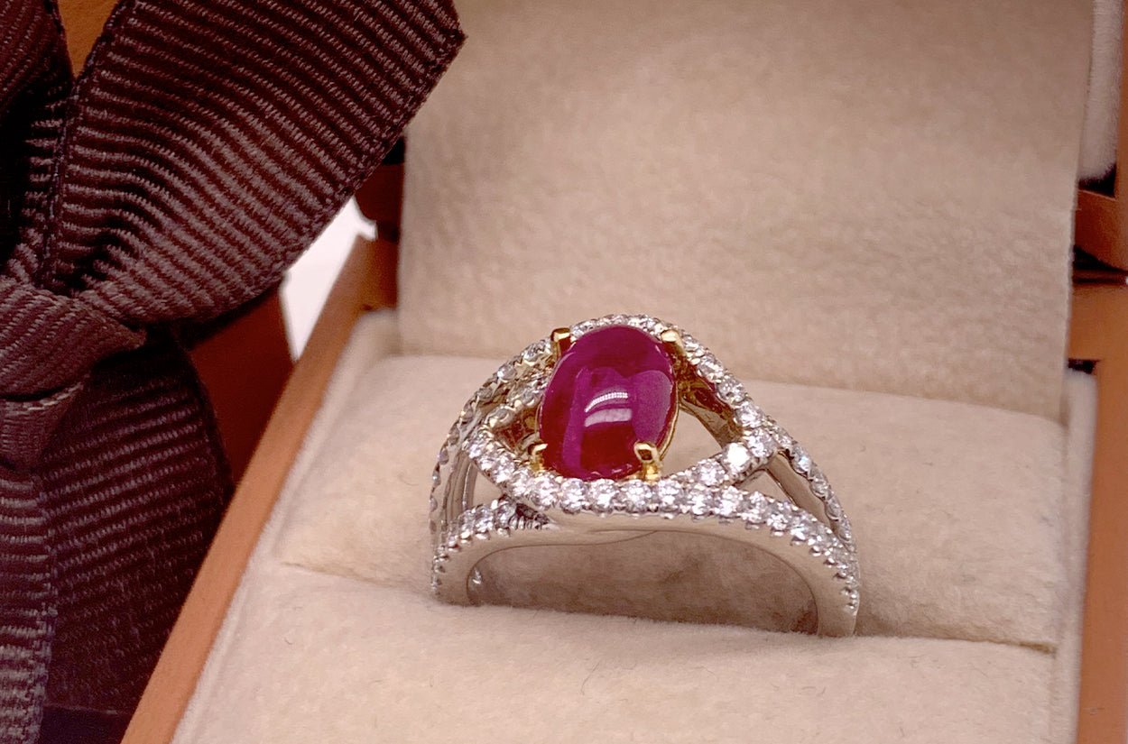 18kt White Gold Ruby Cabochon ring