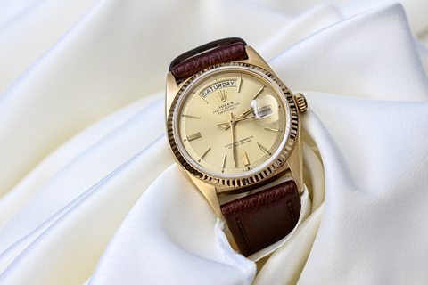 A quartz wristwatch