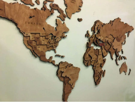 Mapa mundial de madera en 3D.