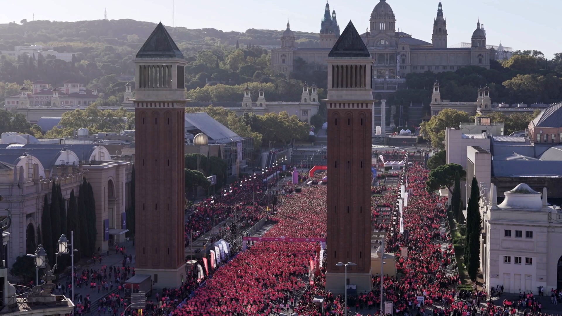¡Una marea rosa de 32.000 participantes inunda Barcelona en la carrera de la mujer!
