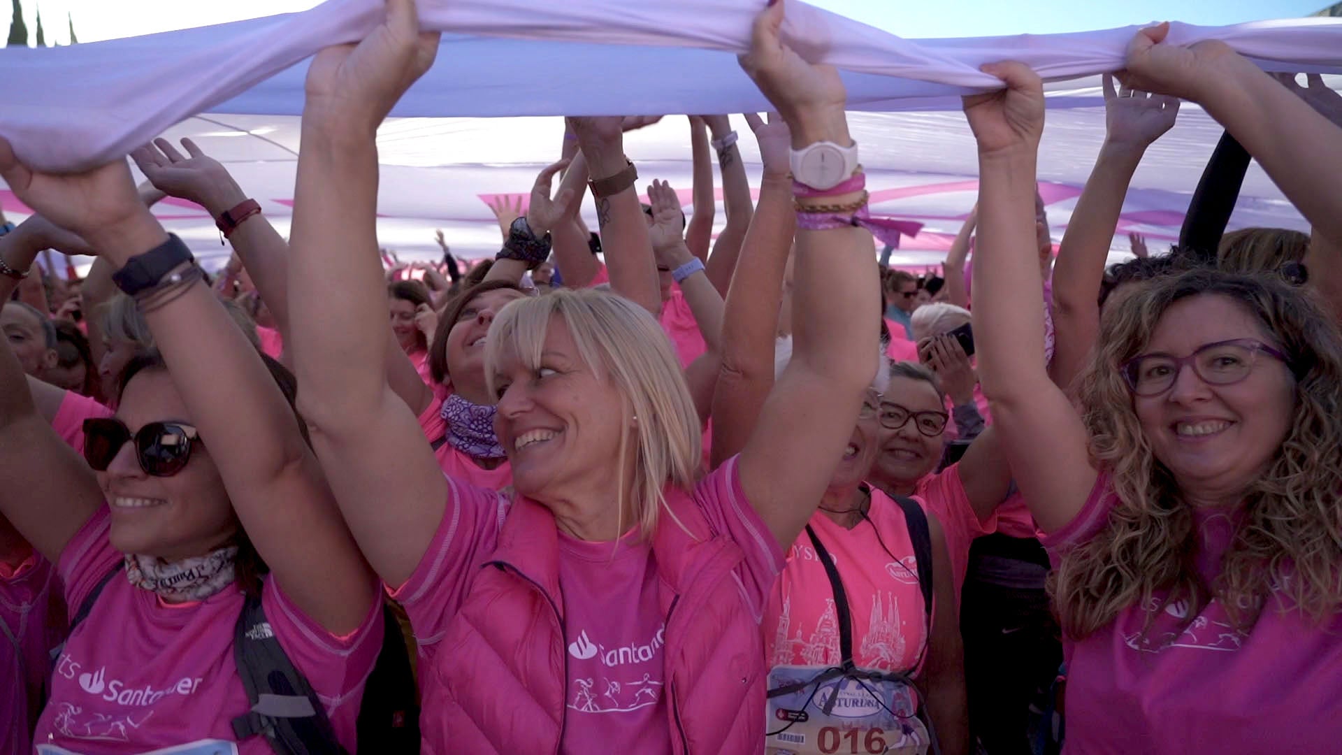 ¡Una marea rosa de 32.000 participantes inunda Barcelona en la carrera de la mujer!