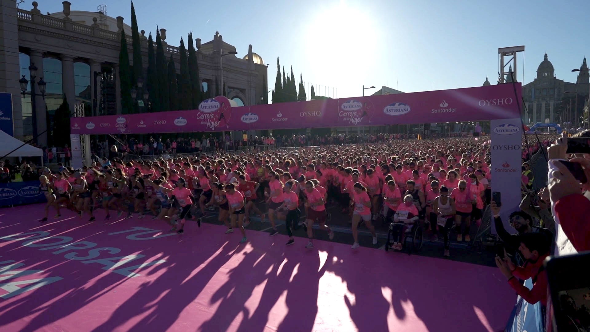¡Una marea rosa de 32.000 participantes inunda Barcelona en la carrera de la mujer!