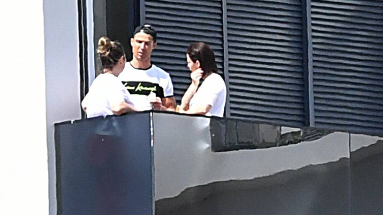 CR7 wearing a white and neon t-shirt of Gianni Kavanagh