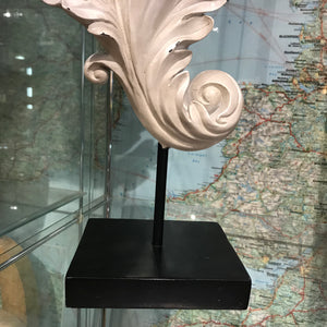 Decorative acanthus leaf on stand
